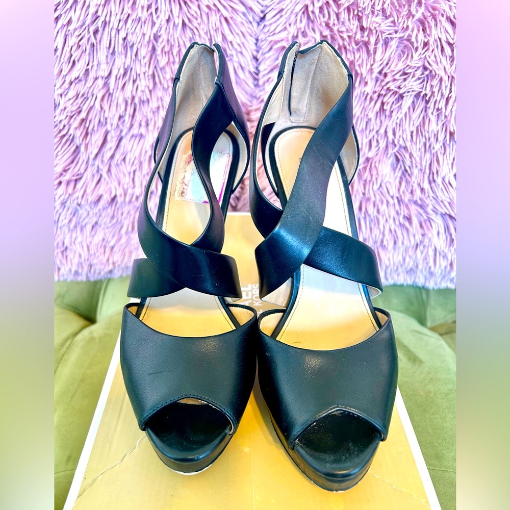 Michael Kors: Black Cross Strap Sandal. Women’s size 7M